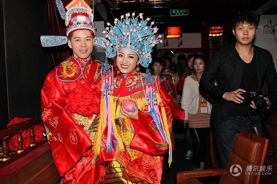 趙本山弟子王小虎補辦婚禮 結(jié)婚12年后激情擁吻