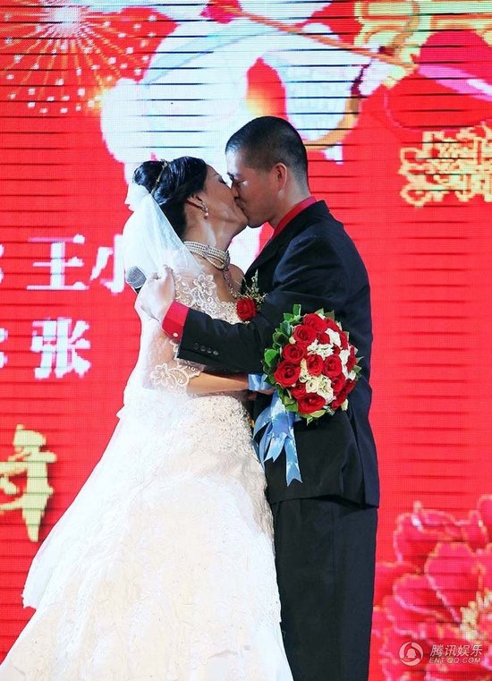 趙本山弟子王小虎補(bǔ)辦婚禮 結(jié)婚12年后激情擁吻