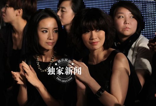 董潔現(xiàn)身哭泣談婚變 帶近20名黑衣保鏢護(hù)駕