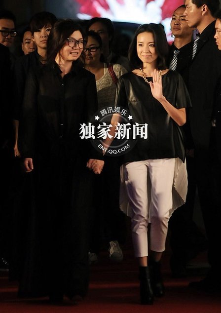 董潔現(xiàn)身哭泣談婚變 帶近20名黑衣保鏢護駕