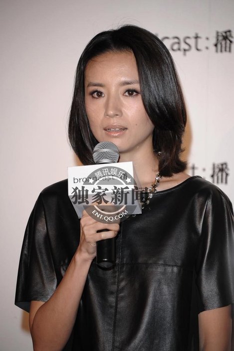董潔現(xiàn)身哭泣談婚變 帶近20名黑衣保鏢護駕