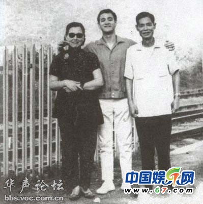 明星父母罕見(jiàn)合影曝光 看看誰(shuí)受父母影響最大