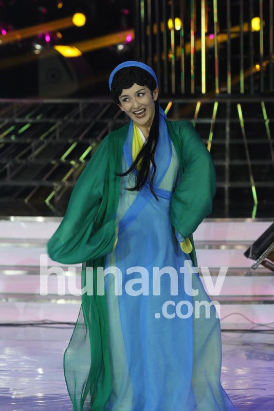 謝娜扮青蛇展現(xiàn)嚇死人媚態(tài) 鄒凱與美艷女友齊亮相