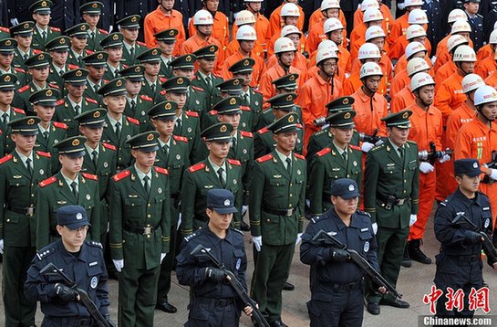 煙臺(tái)警方舉行多警種安保閱兵 隊(duì)列整齊場面壯觀
