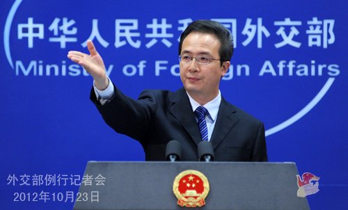 2012年10月23日，外交部發(fā)言人洪磊主持例行記者會(huì)。