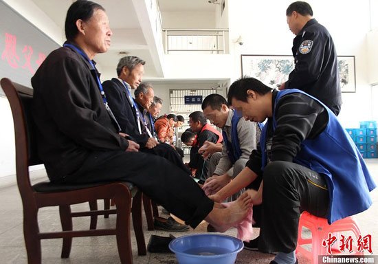 10月23日，重陽節(jié)，江蘇省儀征市看守所組織6名表現(xiàn)優(yōu)秀的在押人員和父母一起共度重陽節(jié)。6名犯人為父母洗腳、剪指甲，表感恩。
