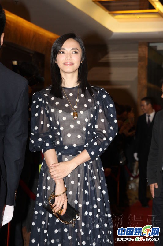 姚晨小透視裝出席活動大方透露 已訂婚將領(lǐng)證