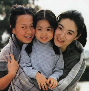 李小璐朱茵同日誕女遭調(diào)侃 盤點眾星女兒初長成