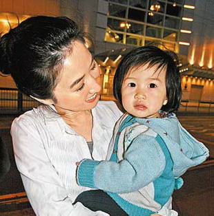 李小璐朱茵同日誕女遭調(diào)侃 盤點眾星女兒初長成