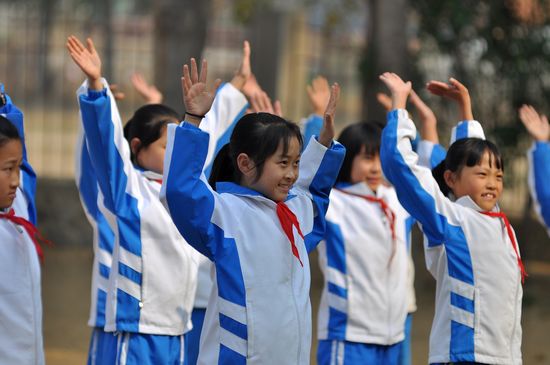 青青島網(wǎng)友為即墨希望小學(xué)捐贈圖書室