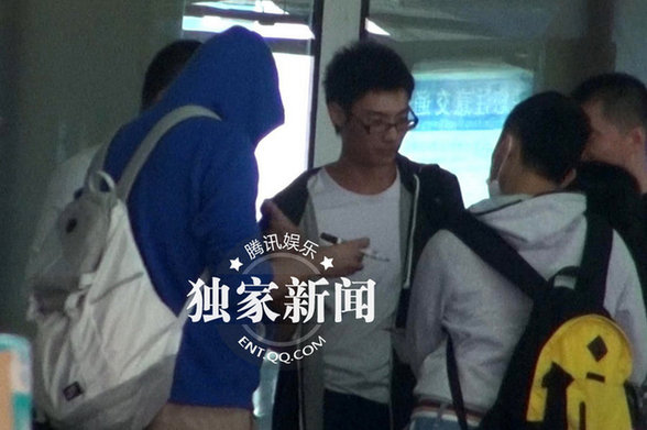 李代沫成準(zhǔn)明星 機(jī)場現(xiàn)身打扮高調(diào)不注意都難