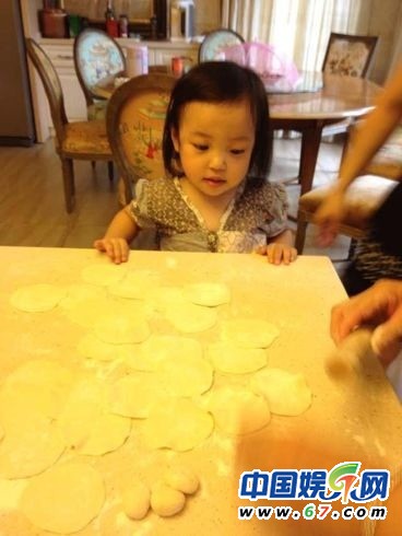 趙薇老公曬女兒成長(zhǎng)照 小四月面容清秀隨媽媽