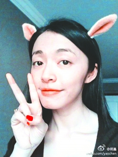 范冰冰擠眉嘟嘴李湘吻玩偶 揭女星裝嫩賣(mài)萌照