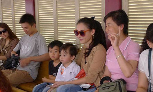 張柏芝喂愛(ài)子驚現(xiàn)傷疤 Quintus長(zhǎng)發(fā)似女孩