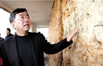 2011年11月8日，著名作家余秋雨在河南省三門峽市參觀仰韶文化博物館。 圖/CFP