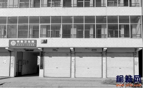 何集鎮(zhèn)何集衛(wèi)生院大門雖然敞開，但兩層近二十間病房空無一人。記者邊瑞攝