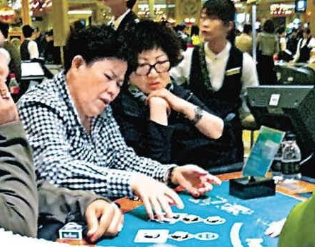 吳秀波送母親住老人院蔡國(guó)慶羞談母親癡呆 明星待父母兩重天