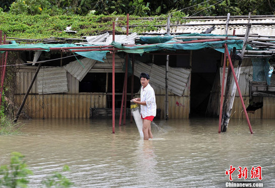 臺風山神過境三亞大風暴雨 市民街上下網(wǎng)捕魚