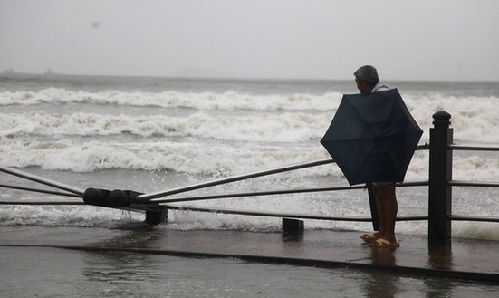 臺(tái)風(fēng)山神過(guò)境三亞大風(fēng)暴雨 市民街上下網(wǎng)捕魚(yú)