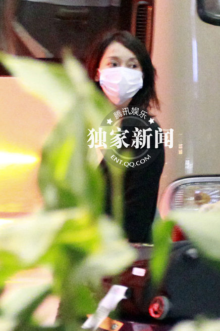 周迅潮范打扮亮相與神秘男子同行 關(guān)系親密