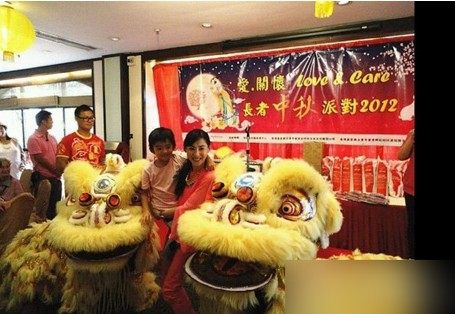 張柏芝帶Lucas參加中秋派對(duì) 開心與舞獅合影(組圖)