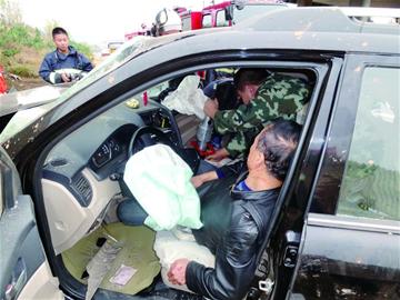 青蘭高速昨發(fā)車禍3人受傷 越野車嚴重變形