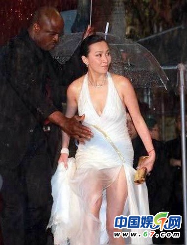 豪放女星偏愛(ài)高開(kāi)叉裙 掀裙露臀露胯不遺余力
