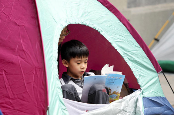 孩子上興趣班家長搭帳篷陪讀