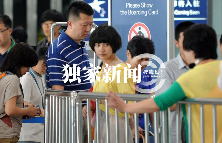 楊雪素顏帶女兒外出 當(dāng)眾與老公深情吻別秀恩愛