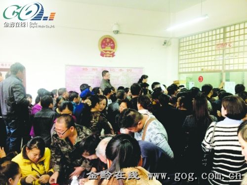 小小的婚姻登記處，擠滿了要離婚的人。