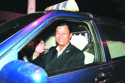 青島的哥主動(dòng)停車(chē)避讓路人 女青年當(dāng)街鞠躬