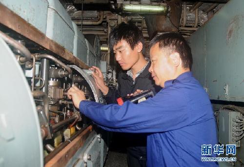 （走基層·迎接十八大·圖文互動）（1）最可愛的人，有故事的人——記中國漁政202船釣魚島海域巡航團隊
