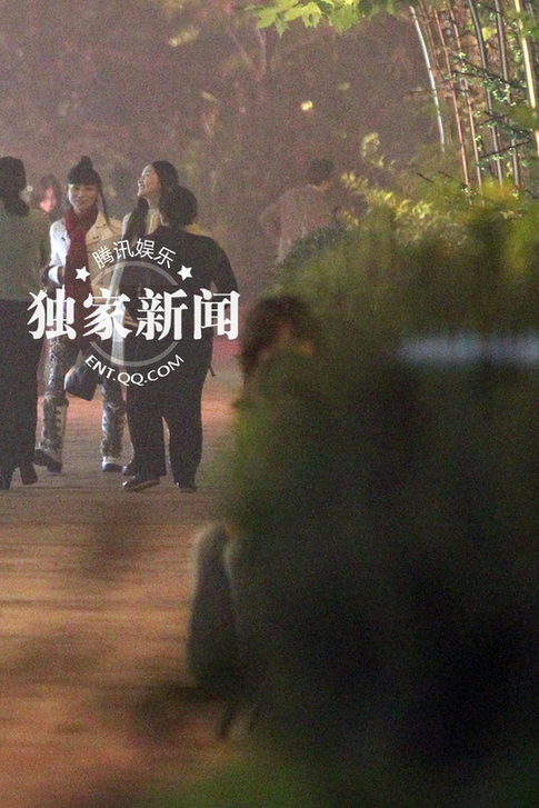 艷星白靈藍(lán)燕約會當(dāng)眾玩親親 同性戀情疑曝光