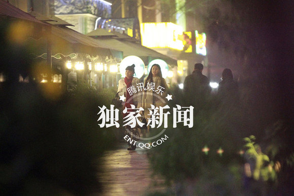 艷星白靈藍(lán)燕約會(huì)當(dāng)眾玩親親 同性戀情疑曝光