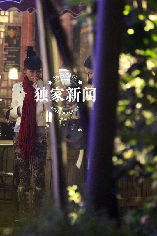 艷星白靈藍燕約會當眾玩親親 同性戀情疑曝光