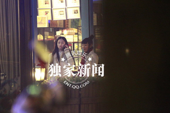 艷星白靈藍(lán)燕約會當(dāng)眾玩親親 同性戀情疑曝光