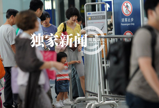 內(nèi)地版李嘉欣楊雪帶女兒外出 與老公深情吻別