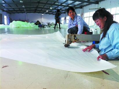 青島造出全國(guó)最大帆船 千平大帆能打開籃球賽