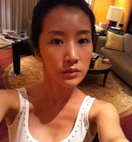 李念抱愛女凝視 闊太生活很奢華