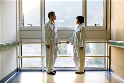 昨日，解放軍309醫(yī)院，丈夫田新丙和妻子蘇丹在病房走廊里聊天。