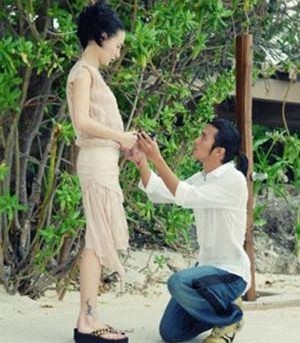 明星另類(lèi)求婚：謝霆鋒荒島逼婚 彭坦騎白馬感動(dòng)春曉