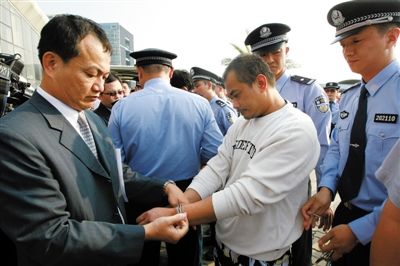昨日，兩地警方換械移交犯罪嫌疑人儀式現(xiàn)場。