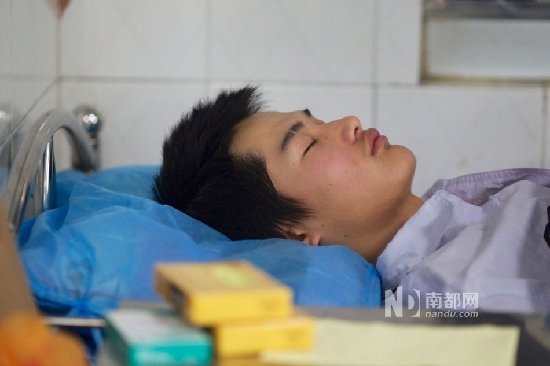 圖為被打傷的保安管飛龍被醫(yī)生診斷為全身多處軟組織挫傷，據(jù)其他保安介紹他到醫(yī)院后神志不是很清楚一直昏睡。 王子榮 攝