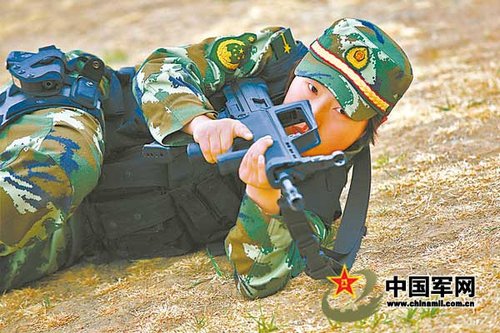 中國女兵走向作戰(zhàn)崗位：風吹玉手煉鐵骨(圖)