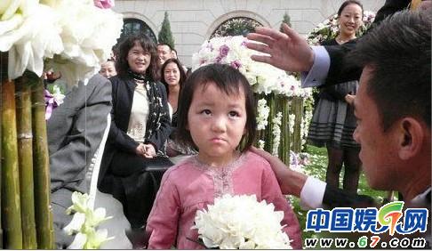 王菲女兒6歲開(kāi)畫展名聲大噪 圖揭李嫣6年成長(zhǎng)史