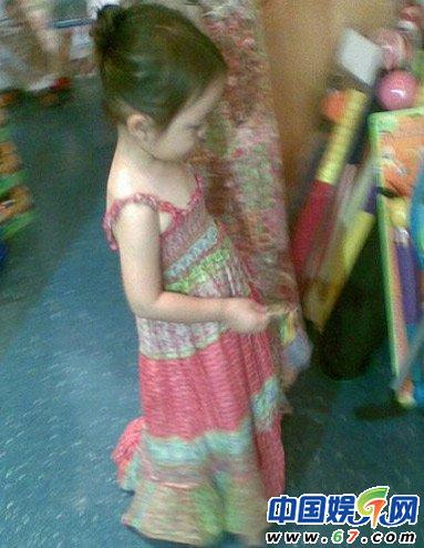王菲女兒6歲開(kāi)畫(huà)展名聲大噪 圖揭李嫣6年成長(zhǎng)史