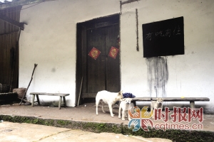 江津區(qū)中山鎮(zhèn)，愛情天梯下，徐朝清老人的兒子劉明生開設(shè)的小客棧，門前懸掛的黑板上寫著“有吃有住”專門方便去天梯感受愛情的游人