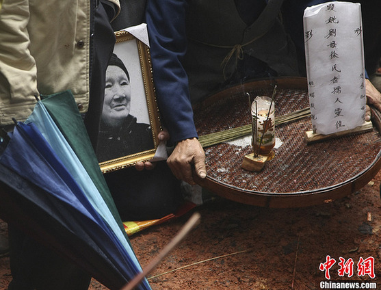 “愛(ài)情天梯”女主人公葬禮:白色玫瑰鋪滿天梯