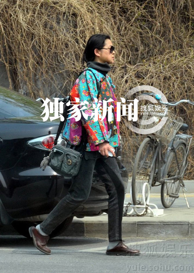 倪萍素顏出門(mén)買(mǎi)衣服顯老態(tài)
