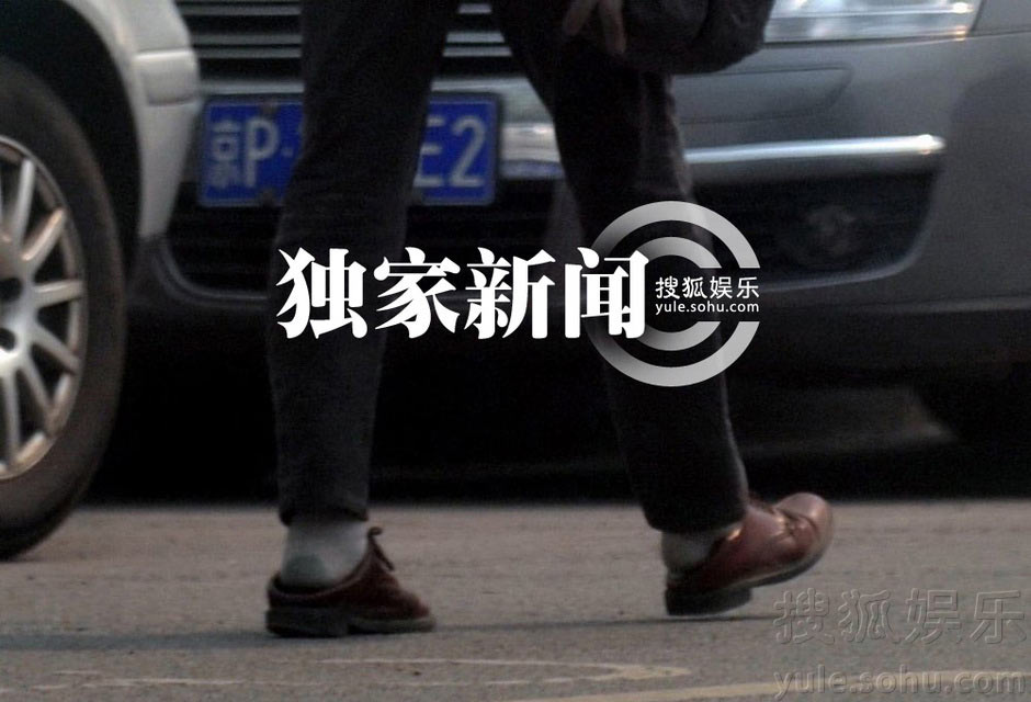 倪萍素顏出門買衣服顯老態(tài)